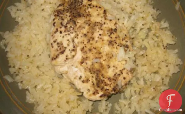 चावल के बिस्तर पर नींबू मिर्च चिकन स्तन
