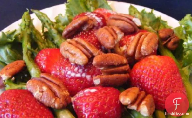 शतावरी, शहद चूने की ड्रेसिंग के साथ स्ट्रॉबेरी सलाद