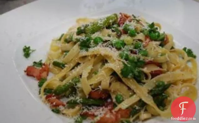 Linguine With Asparagus, Parmesan, and Bacon