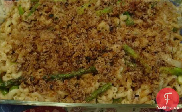 रिगाटोनी अल फोर्नो (बेक्ड रिगाटोनी) भुना हुआ शतावरी के साथ और पर