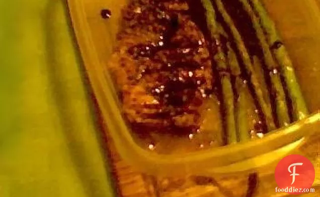 शतावरी, कनाडाई बेकन और परमेसन के साथ फ्रिटाटा