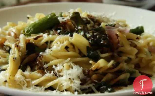 शतावरी तुलसी और बाल्समिक शीशे का आवरण के साथ फ्यूसिली