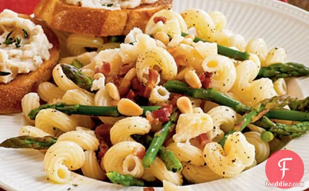 शतावरी, पैनकेटा और पाइन नट्स के साथ पास्ता