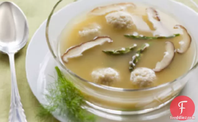शतावरी और शिटेक के साथ चिकन सूप, भुना हुआ सौंफ़ मटज़ोह गेंदों के साथ परोसा जाता है