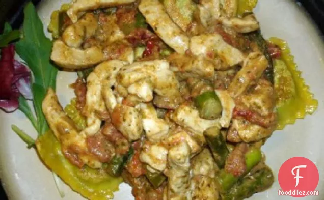 रैवियोली, चिकन और शतावरी पर गोर्गोन्जोला पेस्टो सॉस