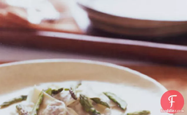 परमेसन शोरबा में शतावरी के साथ अखरोट और पैनकेटा पैनसोटी