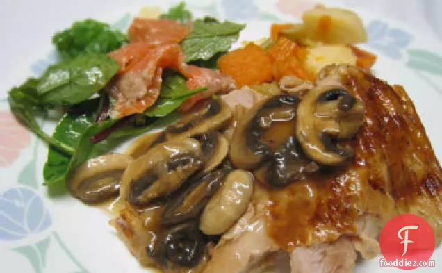 ब्राउन शुगर-जंगली मशरूम-शलोट ग्रेवी के साथ टर्की को ठीक किया