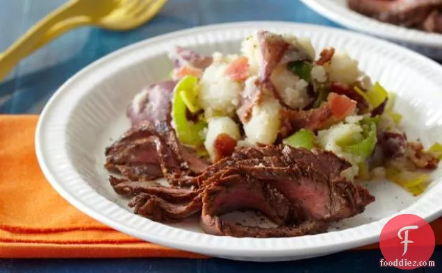 बीएलटी स्मोक्ड आलू के साथ मैरीनेटेड ग्रिल्ड फ्लैंक स्टेक