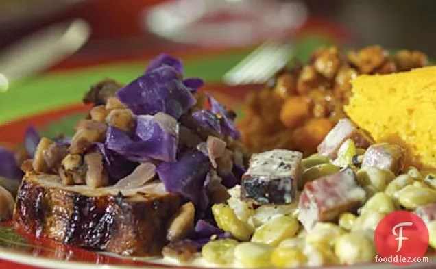 भुना हुआ सूअर का मांस भुना हुआ और लाल गोभी सॉस के साथ भुना हुआ