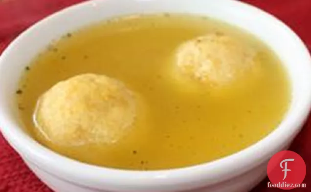 ओमा का शानदार मट्ज़ो बॉल सूप