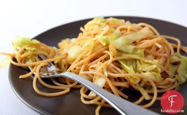 गोभी के साथ एशियाई शैली मीठी मिर्च स्पेगेटी