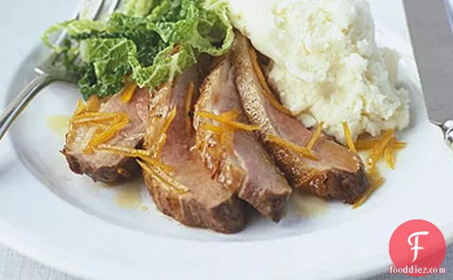 सेविले ऑरेंज और सेवॉय गोभी के साथ बतख