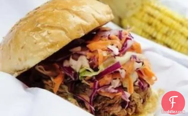 कोलेस्लो के साथ पोर्क बारबेक्यू सैंडविच