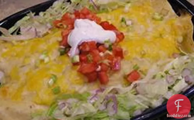 क्रीमी ग्रीन चिली सॉस के साथ चिकन एनचिलाडस