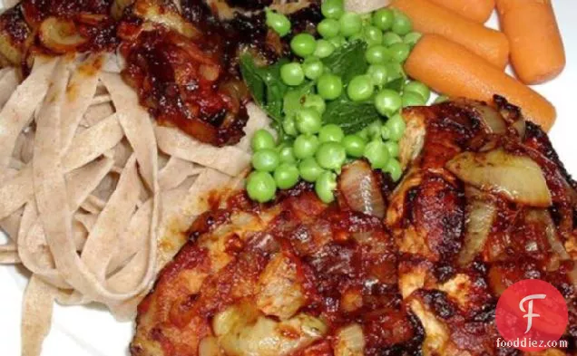 प्याज और चिली सॉस के साथ बेक्ड पोर्क चॉप