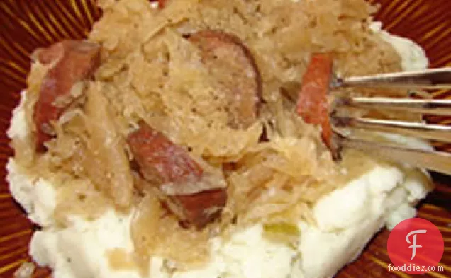 धीमी कुकर सौकरकूट और सॉसेज