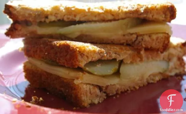 ग्रील्ड पनीर, अचार और विडालिया प्याज सैंडविच