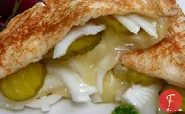 ग्रील्ड पनीर, अचार और विडालिया प्याज सैंडविच