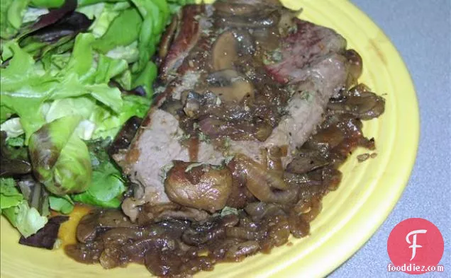 टमाटर सॉस और बेकन के साथ चिकन (पोलो अल्ला कैम्पगना)