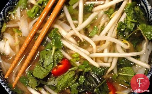 सेब, क्रैनबेरी और बेकन के साथ चिकन