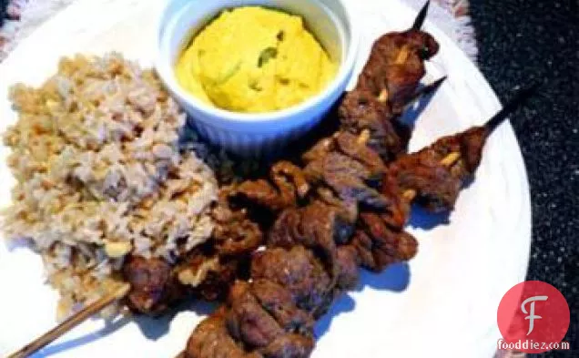 मैकाडामिया नट डिपिंग सॉस के साथ बीफ सैट