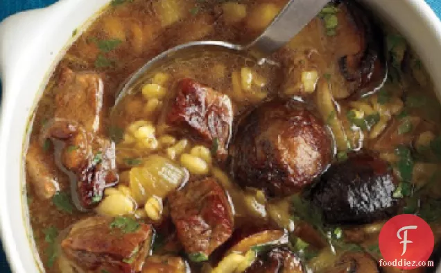 भुना हुआ गोमांस, मशरूम और जौ का सूप