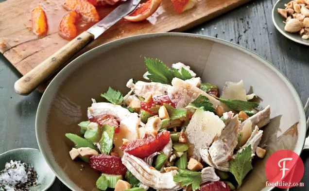 साइट्रस और अजवाइन के साथ शीतकालीन चिकन सलाद