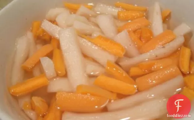 वियतनामी मसालेदार गाजर और डाइकॉन मूली