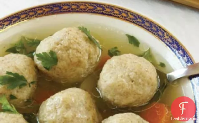 मत्ज़ोह गेंदों के साथ चिकन सूप