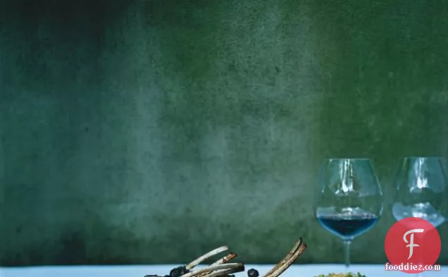 थम्बेलिना गाजर के साथ ब्लैक बारबेक्यू पोर्क चॉप्स