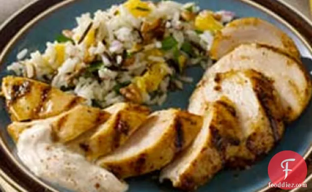 ग्रील्ड स्पाइस ने अलबामा बीबीक्यू सॉस के साथ चिकन स्तनों को रगड़ा