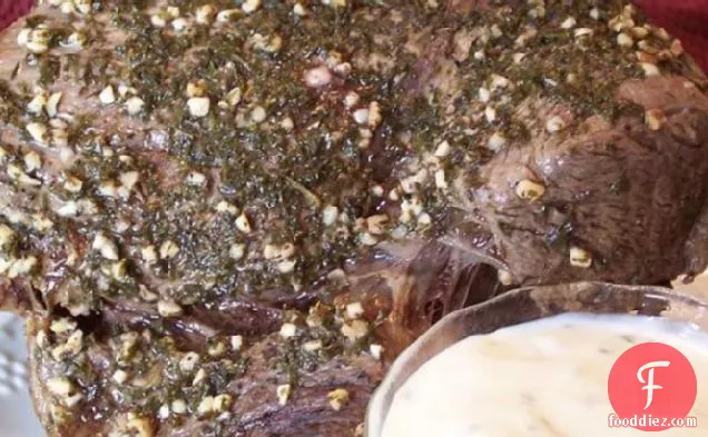 हर्ब-क्रस्टेड सिरोलिन टिप रोस्ट डब्ल्यू / क्रीमी हॉर्सरैडिश-चिव सॉस