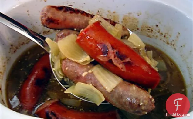 कारमेलाइज्ड प्याज-टॉप स्टेक डब्ल्यू / क्रीमी हॉर्सरैडिश सॉस