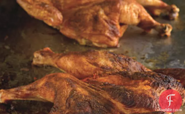 स्पैनिश पेपरिका और हर्ब-रोस्टेड स्मोक्ड आलू के साथ चिकन भूनें