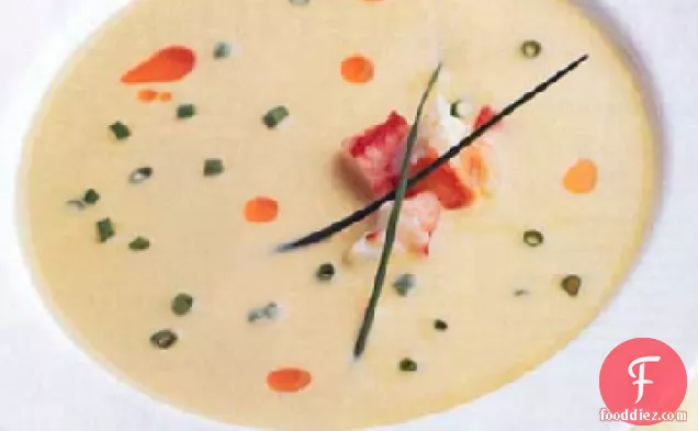केकड़ा और चिली तेल के साथ ठंडा मकई का सूप