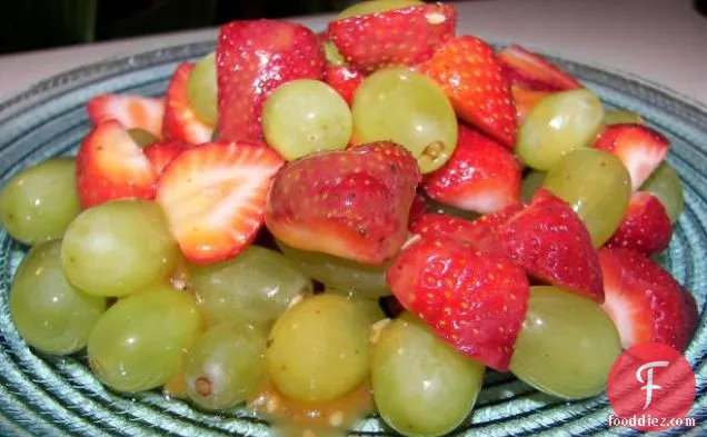 स्ट्रॉबेरी और अंगूर का सलाद