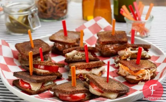 मिनी सैंडविच बुफे: मिनी ग्रिल्ड चीज़ और टोमैटो, मिनी राचेल और मिनी स्पाइसी पैटी मेल्ट्स