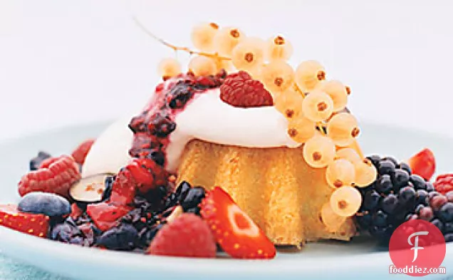 जामुन और क्रीम के साथ नींबू सूरज केक