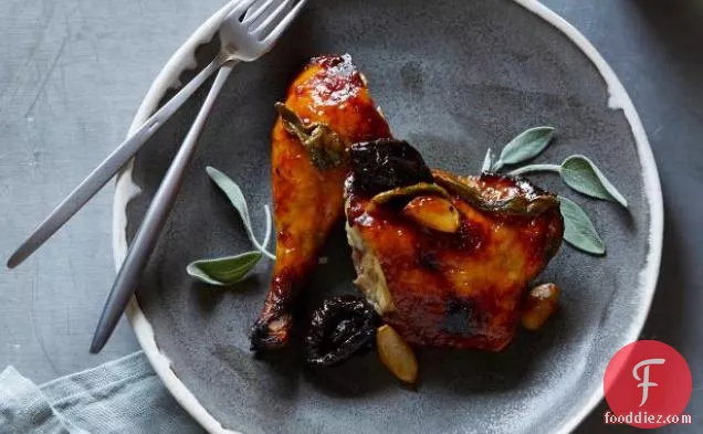 खुबानी सूखे प्लम और ऋषि के साथ चिकन चमकता हुआ