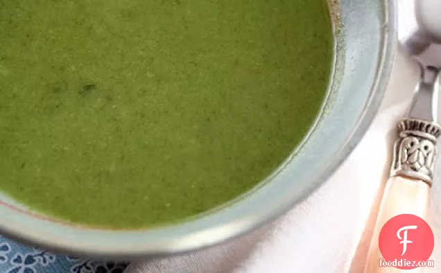 Detox Green Soup Recipe With Broccoli, Spinach And Ginger
