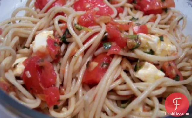 बिल्कुल स्वादिष्ट और सरल टमाटर, तुलसी, और लहसुन पास्ता