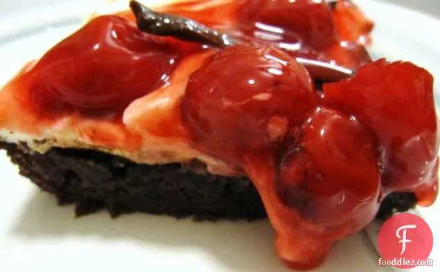 चॉकलेट-बादाम मूस फ्रॉस्टिंग के साथ ब्लैक फॉरेस्ट केक