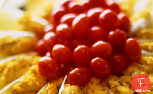 करी केकड़े सलाद के साथ बेल्जियम एंडिव स्पीयर्स