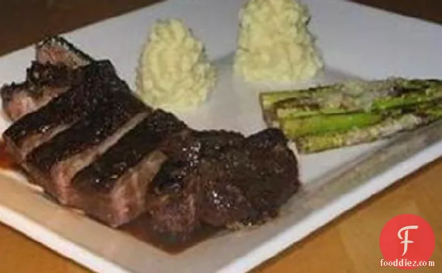 बाल्समिक चेरी कमी के साथ कटा हुआ बतख स्तन आधा