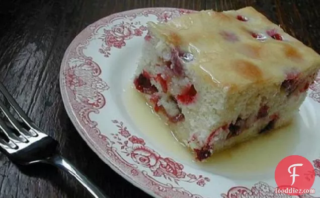 मक्खन सॉस के साथ क्रैनबेरी मिठाई केक
