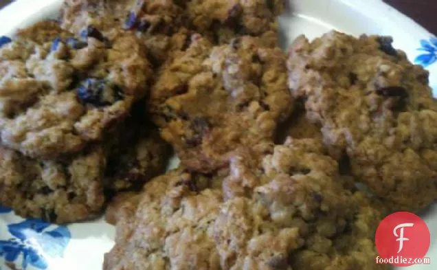 Dried Cranberry-Walnut Oatmeal Cookies