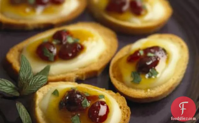 Crème De Brie® Mango-Cranberry Crostini