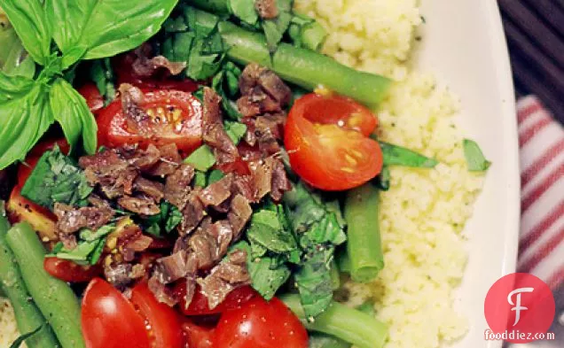 एंकोवी, टमाटर और हरी बीन्स कूसकूस