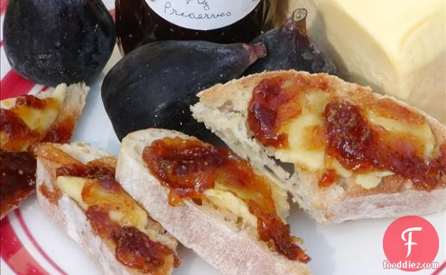 ताजा अंजीर, कारमेलिज्ड प्याज और बकरी पनीर पेटू पिज्जा