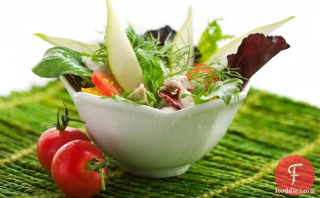 रोटिसरी चिकन या स्मोक्ड सैल्मन के साथ पेटू डिनर सलाद